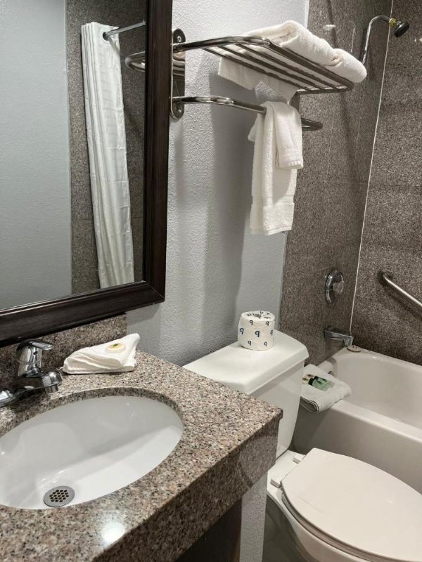 Laguna Inn and Suites image 23