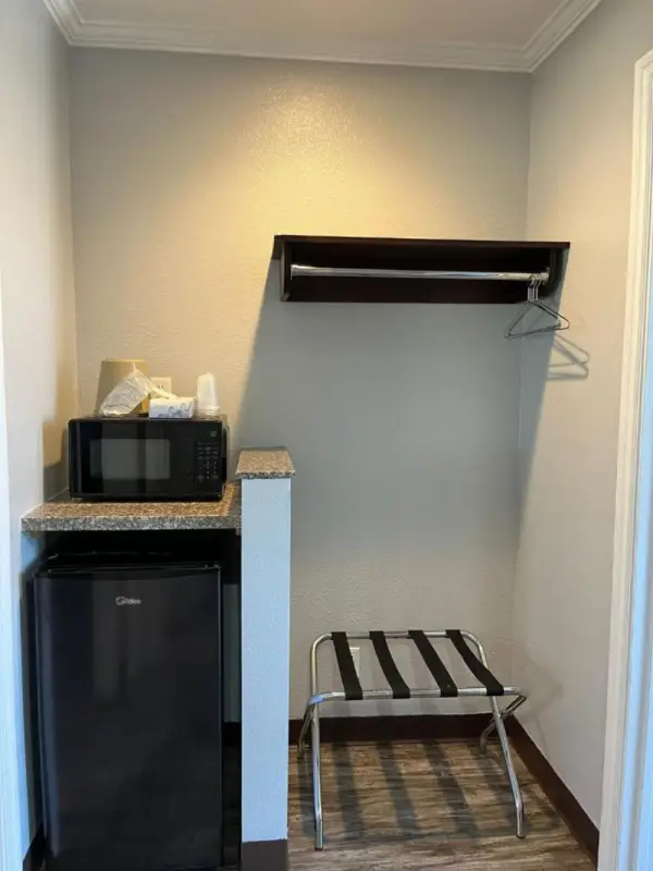 Laguna Inn and Suites 8